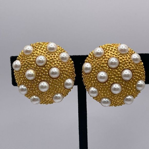 Vintage gold tone faux pearl clip on button style earrings - Picture 4 of 7